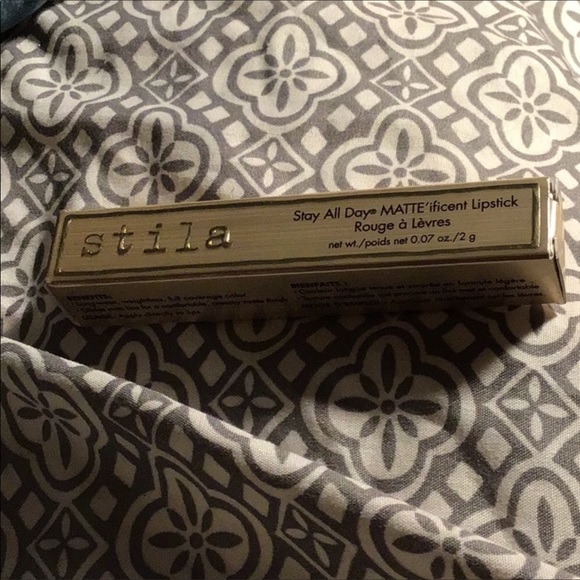 Stila Matte’ifficent Lipstick Bisou Matte Glam New classic red - Picture 8 of 9